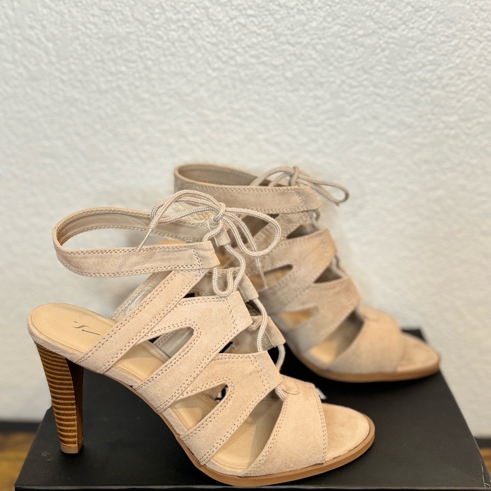Simply Vera Vera Wang Women’s Heels Size 8